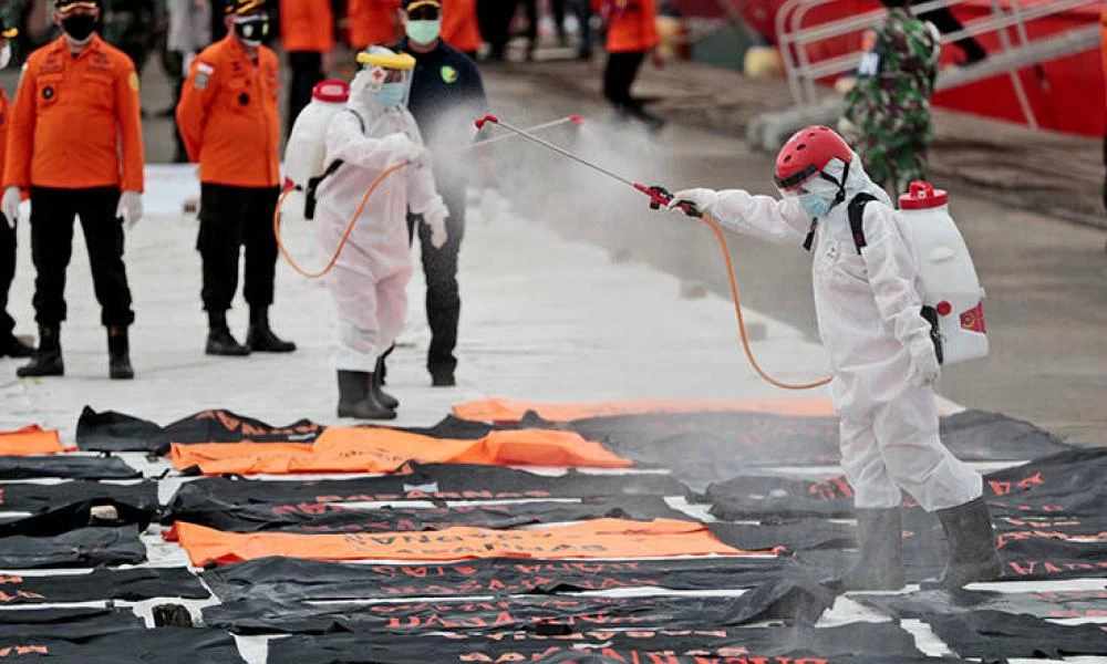 Μακάβριες φωτογραφίες: Ψεκάζουν τα υπολείμματα των σορών από την αεροπορική τραγωδία